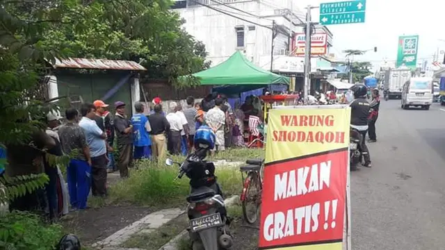 Warung Shodaqoh yang menyediakan 2.000 nasi bungkus gratis untuk kaum duafa dan yang membutuhkan. (Foto: Liputan6.com/Polres Kebumen/Muhamad Ridlo)