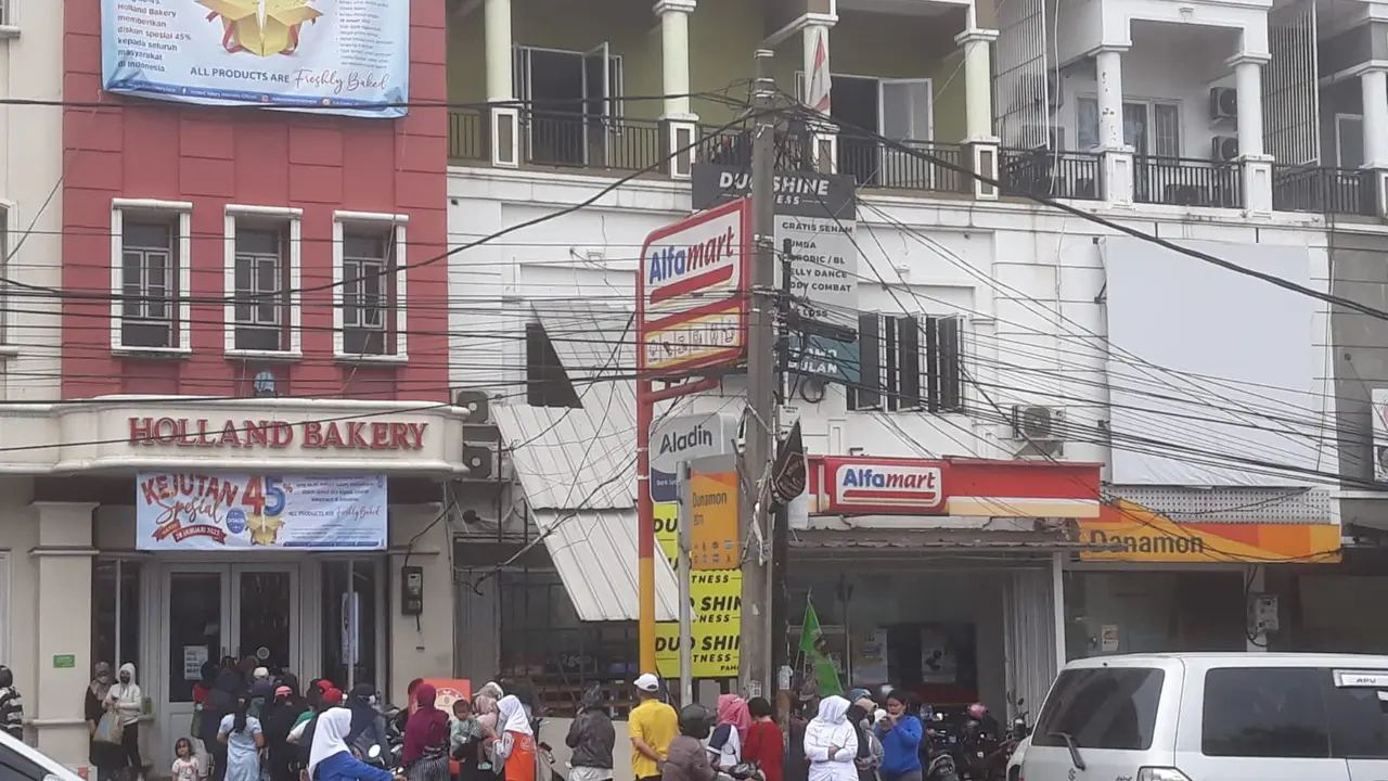 Warga Pamulang mengantre di toko roti Holland Bakery. (Yusron Fahmi/Liputan6.com)