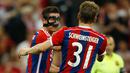 Penyerang Bayern Muenchen, Robert Lewandowski melakukan selebrasi usai mencetak gol ke gawang Barcelona di leg kedua semifinal Liga Champions di Allianz Arena, Jerman, Rabu (13/5/2015). Bayern Muenchen menang 3-2 atas Barcelona. (Reuters/Ina Fassbender)