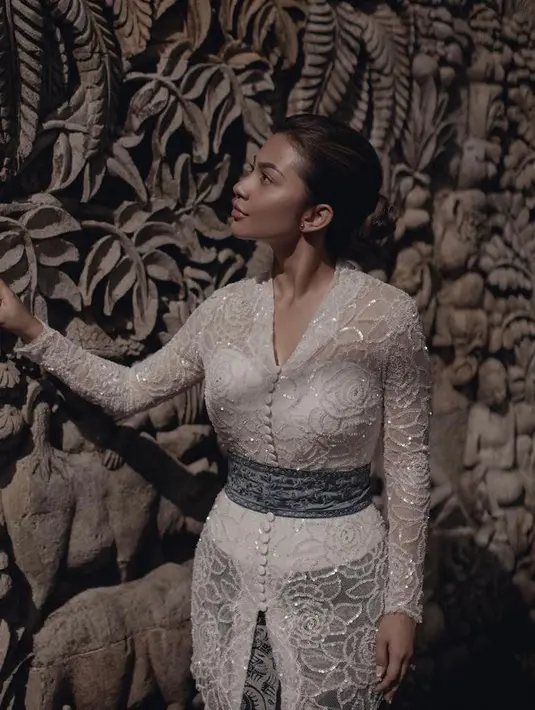 Kebaya tersebut juga memiliki siluet bunga mawar, bunga favorit Ariel Tatum.  (Instagram/arieltatum).