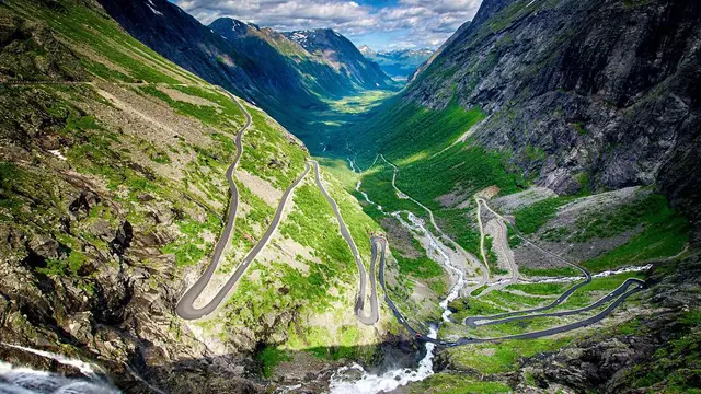 10 Jalan di Dunia yang Menawarkan Pemandangan Paling Cantik