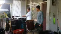 Petugas evakuasi drum yang berisi cairan lumpur dari semburan lumpur bercampur minyak dan gas di Perumahan Kutisari, Surabaya, Jawa Timur. (Foto: Liputan6.com/Dian Kurniawan)