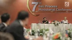 Menteri Luar Negeri RI Retno Marsudi dan Menteri Luar Negeri Australia, Julie Bishop membuka Bali Process Ministerial Forum di Nusa Dua, Bali, Selasa (7/8). Bali Process dihadiri oleh 26 Menteri/pejabat setingkat Menteri. (Liputan6.com/Faizal Fanani)
