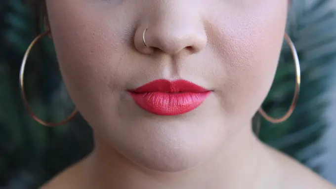 Kesalahan Pakai Lipstik Matte yang Bikin Bibir Tampak Bergaris, Ini Kata MUA