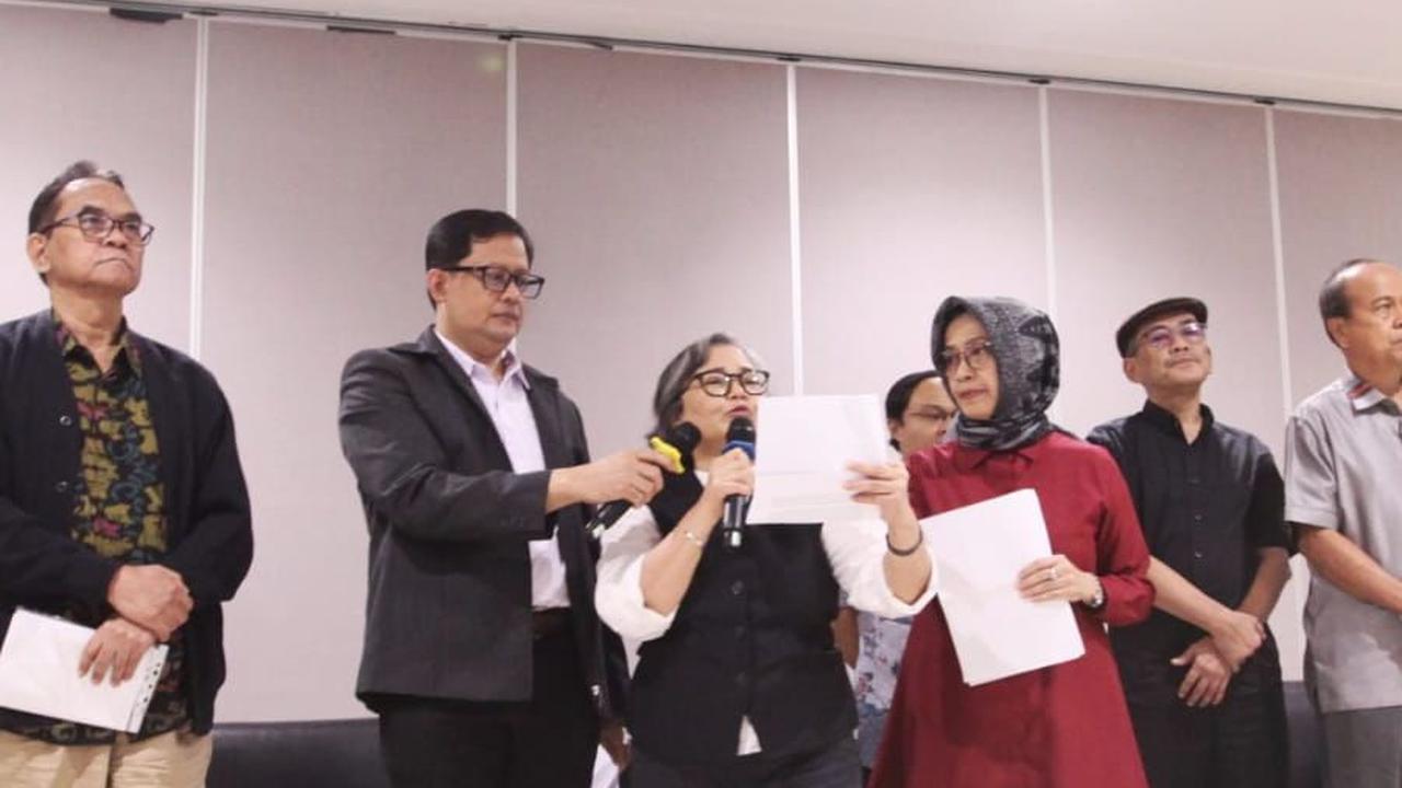 FOTO: Demokrasi Meredup, Guru Besar dan Akademisi Berkumpul di UI Salemba