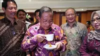 Menko Bidang Perekonomian Darmin Nasution cicipi kopi di Hotel Borobudur pada Rabu (8/8/2018) (Foto:Merdeka.com/Anggun Situmorang)