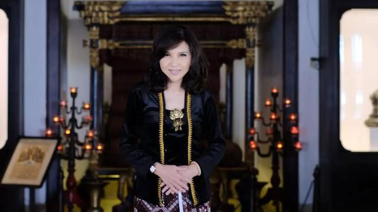 6 Potret Ibunda Joshua Suherman yang Jadi Sorotan, Awet Muda dan Berhati Mulia