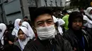 Warga Malaysia menggelar aksi protes di depan Kedubes Indonesia di Kuala Lumpur, Malaysia, Jumat (18/9/2015). Kebakaran hutan yang terjadi di Riau menyebabkan kabut asap yang menganggu aktivitas mereka. (AFP Photo/Manan Vatsyayana)