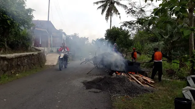 Dinas Pekerjaan Umum (DPU) Banyumas mengebut perbaikan jalur alternatif agar bisa dilalui dengan nyaman oleh pemudik pada H-10 lebaran 2018. (Foto: Liputan6.com/Muhamad Ridlo)