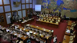 Suasana Rapat pleno mengenai kelanjutan revisi UU KPK di Kompleks Parlemen Senayan, Jakarta, Rabu (10/2/2016). Meskipun rencana revisi itu dikecam masyarakat, 9 dari 10 fraksi di Baleg DPR menyetujui revisi UU KPK. (Liputan6.com/Johan Tallo)