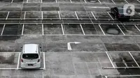 Dua mobil terparkir di lahan parkir sebuah gedung, Jakarta, Kamis (1/5/2020). Indonesia Parking Association (IPA) menyatakan terjadi penurunan bisnis parkir sebesar 75-90 persen seiring penerapan PSBB untuk mencegah penyebaran COVID-19 di Jabodetabek. (Liputan6.com/Faizal Fanani)