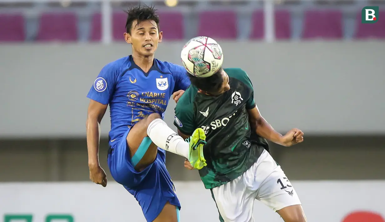 Pemain PSIS Semarang, Hari Nur Yulianto (kiri) berebut bola dengan pemain Persikabo 1973, Didik Wahyu dalam laga pekan ke-12 BRI Liga 1 2021/2022 di Stadion Manahan, Solo, Kamis (18/11/2021). (Bola.com/Bagaskara Lazuardi)