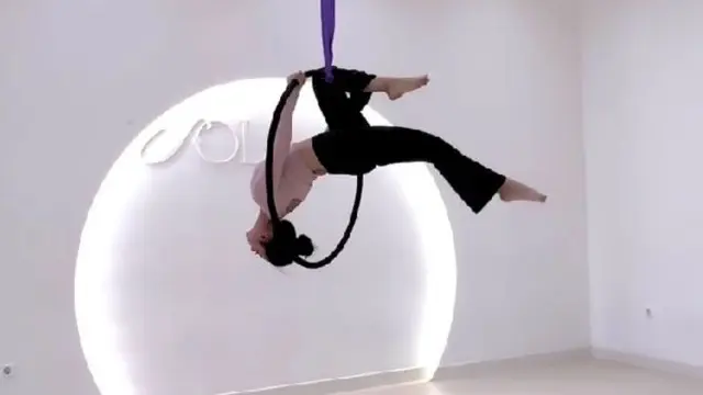 Potret Dinda Kirana saat Jalani Aerial Hoop (credit: instagram/dindakirana.s)