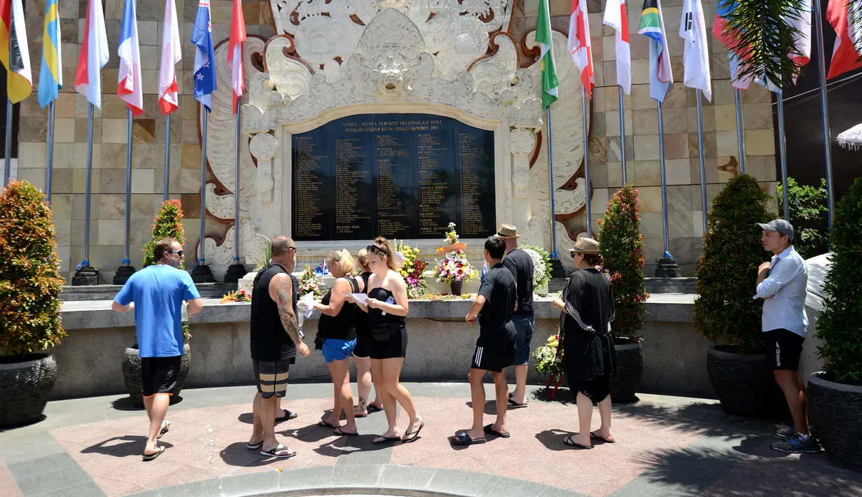 Sejumlah wisatawan asing mengunjungi Monumen Ground Zero Bali untuk memperingati tragedi bom Bali 2002 di kawasan Kuta, Bali (12/10). Mereka datang dan menaburkan bunga untuk memperingati tragedi bom Bali 2002. (AFP Photo/Sonny Tumbelaka)