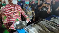 Menteri KKP Edhy Prabowo saat menanyakan ke salah satu pedagang ikan di PIM Palembang, tentang jenis ikan apa yang dijual tersebut (Liputan6.com / Nefri Inge)
