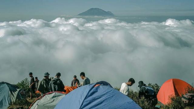 Gunung Ungaran berlokasi sekitar satu jam dari kota Semarang