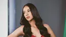 Anya Geraldine mengunggah foto mengenakan gaun berwarna merah. Dalam foto tersebut, perempuan 26 tahun ini terlihat tampil dengan rambut ikalnya yang diurai dengan gaya tangan di pinggangnya. (Instagram/anyageraldine)