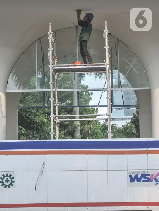 Pekerja menyelesaikan proyek pembangunan halte Transjakarta Dukuh Atas 1 di Jalan Jenderal Sudirman, Jakarta Pusat, Kamis (5/1/2023). Direktur Teknik dan Digital Transjakarta Mohamad Indrayana mengungkapkan pada 2023 PT TransJakarta menargetkan dapat menyelesaikan 54 halte yang sudah siap beroperasi untuk kepentingan mobilitas warga. (merdeka.com/Iqbal S Nugroho)