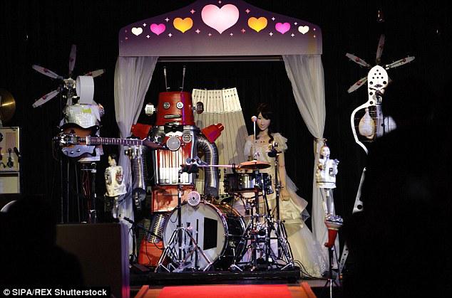 Kemeriahan pesta pernikahan dua robot asal Jepang | Photo: Copyright dailymail.co.uk