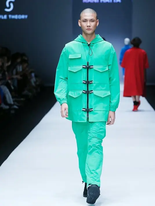 Karier Adam Rosyadi di dunia modeling semakin melejit setelah menjadi icon Jakarta Fashion Week 2019 lewat ajang JFW Model Search 2018 mewakili Surabaya. (Foto: Instagram @adamrxsydi @jfwofficial)