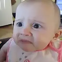 Ekspresi Bayi Saat Makan Buah Alpukat