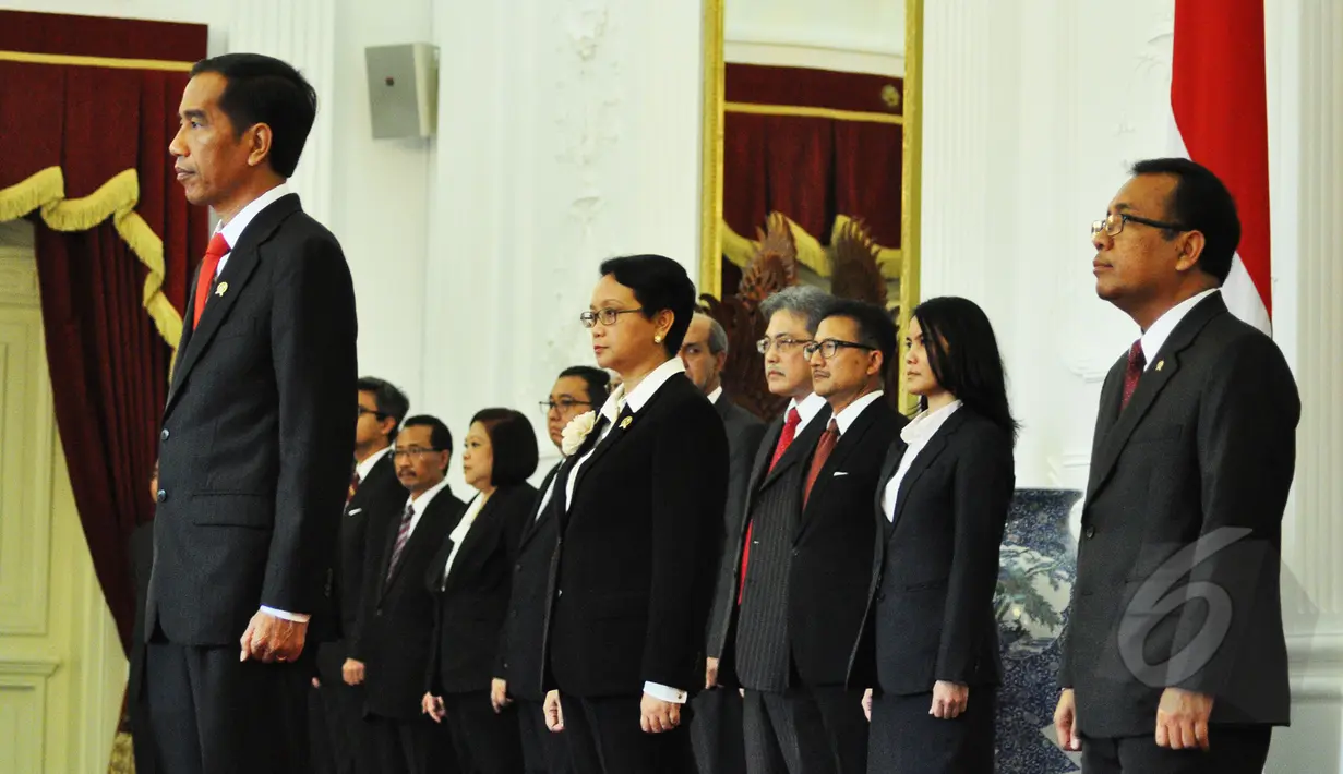 Presiden Joko Widodo dan staf kepresidenan menyambut kedatangan enam Duta Besar Luar Biasa dan Berkuasa Penuh (LBPP) Designated Resident untuk Republik Indonesia di Istana Merdeka, Jakarta, Kamis (19/3/2015). (Liputan6.com/Faizal Fanani)