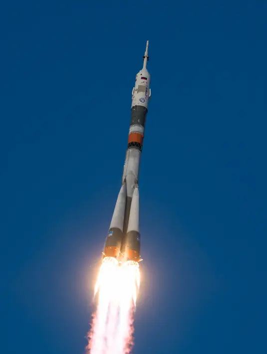 Roket Soyuz MS-11 meluncur ke Stasiun Luar Angkasa Internasional (ISS) di Baikonur, Kazakhstan, Senin (3/12). Tiga astronot akan mengisi kru di Stasiun Luar Angkasa Internasional. (Aubrey Gemignani/NASA via AP)