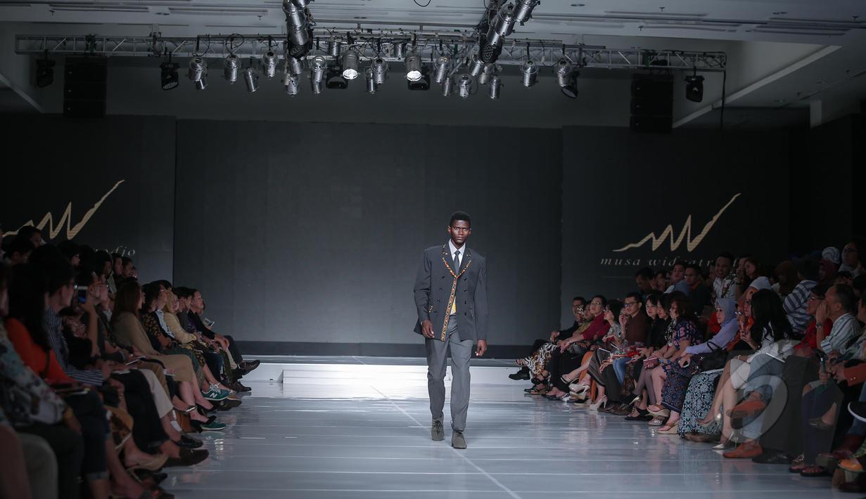 Model memeragakan busana edisi "Luxury Man" rancangan Musa Widyatmodjo pada ajang Jakarta Fashion and Food Festival di Jakarta, Jumat (22/5/2015). Rancangan Musa Widyatmodjo bertema "Luxury Man". (Liputan6.com/Faizal Fanani)
