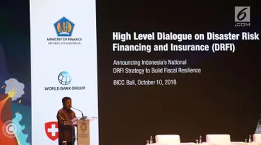 Wakil Presiden RI Jusuf Kalla memberi pemaparan terkait asuransi bencana saat membuka Dialog Tingkat Tinggi tentang Pembiayaan dan Asuransi Risiko Bencana selama acara IMF-World Bank Group 2018, Bali, Rabu (10/10).  (Liputan6.com/Angga Yuniar)