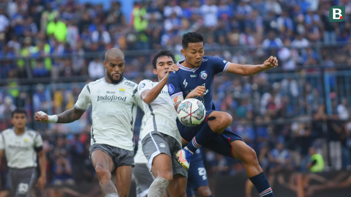 Duel sengit Arema FC melawan Persib Bandung dalam lanjutan BRI Liga 1 2022/2023, Minggu (11/9/2022). (Bola.com/Iwan Setiawan)