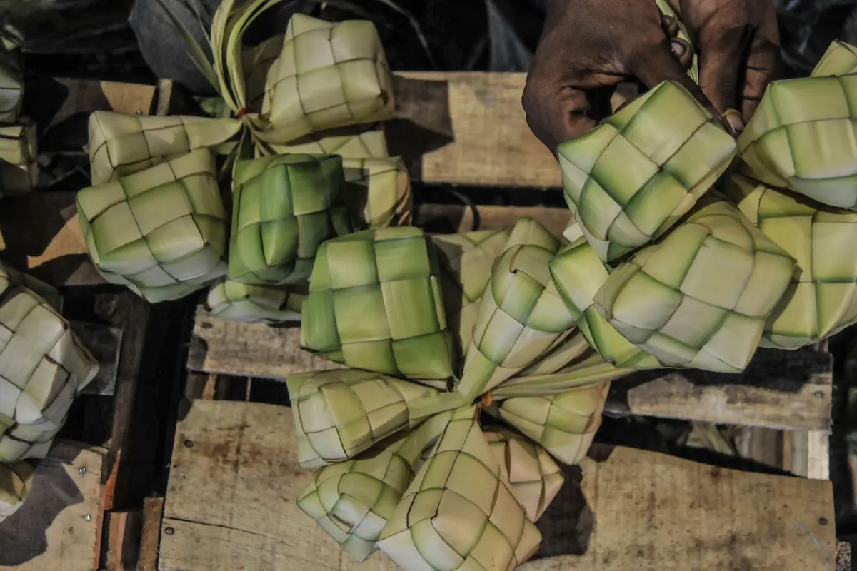 Layu Penjualan Ketupat Akibat Covid-19
