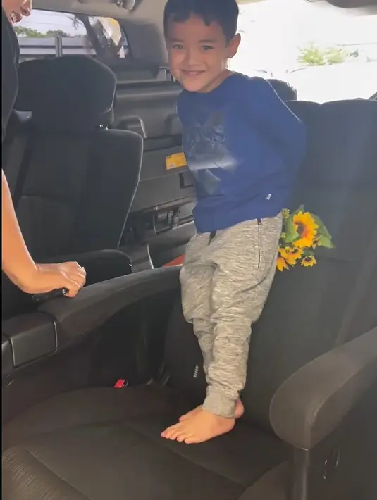 Suami Ade Imam Prabowo Harianto Nugroho Putro itu tampak merekam anaknya yang sudah menunggu di mobil. Kedatangannya disambut senang oleh dua anaknya. Sedangkan yang menarik perhatian Vicky Shu adalah anak pertamanya. [Instagram/vickyshu]
