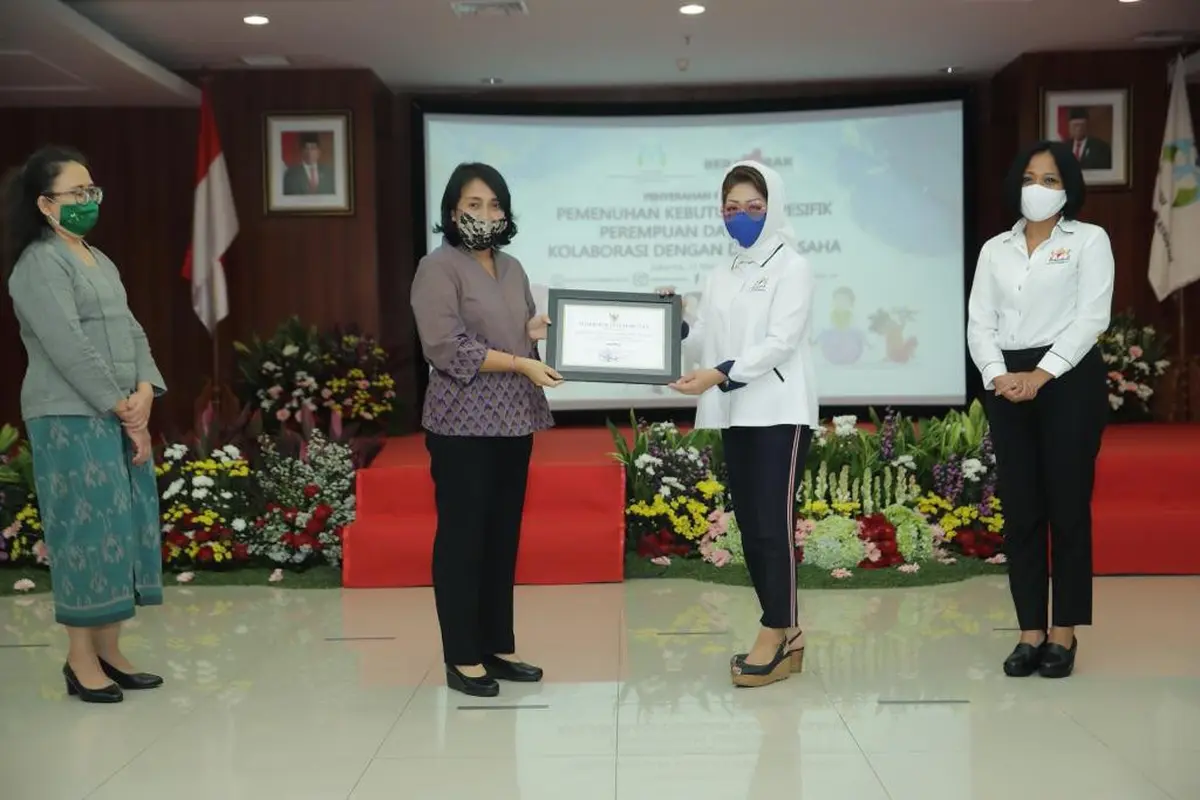 Apresiasi diberikan berupa sertifikat oleh Menteri Pemberdayaan Perempuan dan Perlindungan Anak, kepada Kadin dan Iwapi