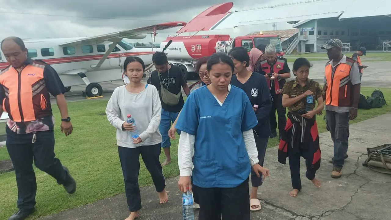Guru dan tenaga kesehatan dievakuasi ke Jayapura pascainsiden penembakan pesawat Smart Air.