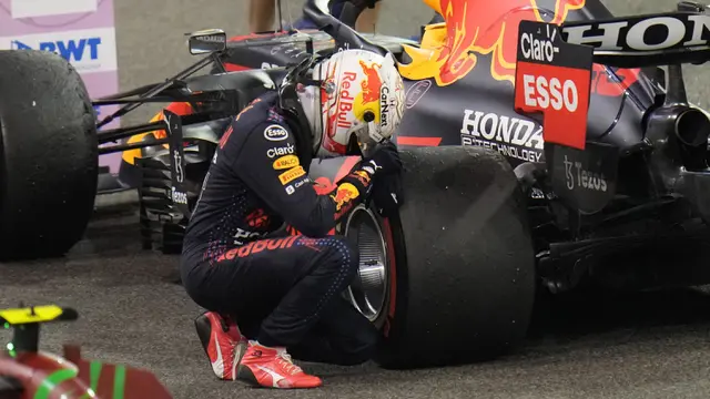 Foto: Ekspresi Max Verstappen usai Tikung Lewis Hamilton di Lap Terakhir, Si Bad Boy jadi Juara Dunia F1 2021