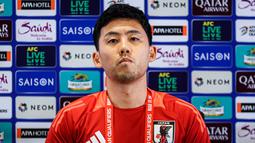 Pemain sekaligus kapten Timnas Jepang, Wataru Endo saat melakukan sesi konferensi pers menjelang laga lanjutan putaran ketiga Grup C Kualifikasi Piala Dunia 2026 melawan Timnas Indonesia di Stadion Utama Gelora Bung Karno (SUGBK), Senayan, Jakarta, Kamis (14/11/2024). (Bola.com/Bagaskara Lazuardi)