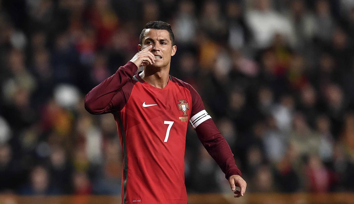 Ekspresi Cristiano Ronaldo usai Portugal kalah dari Bulgaria pada laga persahabatan di  Stadion Magalhaes Pessoa, Leiria, Sabtu (26/3/2016) dini hari WIB. (AFP/Francisco Leong)