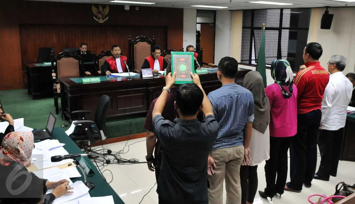Sejumlah saksi dihadirkan saat sidang terkait kasus sengketa pilkada Kabupaten Empat Lawang di Pengadilan Tipikor, Jakarta, Senin (5/10/2015). Akil Mochtar dihadirkan pada persidangan tersebut. (Liputan6.com/Andrian M Tunay) 