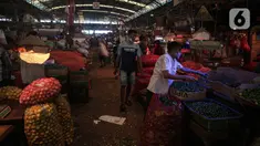 Aktivitas jual beli di Pasar Induk Kramat Jati, Jakarta Timur, Rabu (12/1/2022). Pemprov DKI Jakarta melalui Perumda Pasar Jaya berencana akan merevitalisasi Pasar Induk Kramat Jati dengan luas 14,7 hektare ini pada tahun 2022. (Liputan6.com/Faizal Fanani)