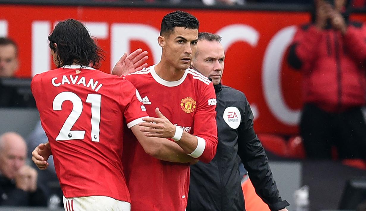 Edinson Cavani. Striker Uruguay berusia 35 tahun yang kini berstatus tanpa klub usai meninggalkan Manchester United yang dibelanya sejak awal musim 2020/2021. Saat didatangkan MU, ia langsung mengenakan nomor punggung 7 dan hanya bertahan selama 1 musim. Pada awal musim 2021/2022 ia menyerahkan nomor punggungnya kepada Cristiano Ronaldo yang didatangkan kembali Setan Merah di periode keduanya dan sebagai gantinya ia mengenakan nomor punggung 21. (AFP/Oli Scarff)