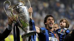 Diego Milito. Striker gaek tersukses yang pernah didatangkan Inter Milan. Didatangkan saat berusia 30 tahun dari Genoa pada 2009/2010. Total 5 musim di Inter, ia sukses meraih treble winners di musim debutnya dan total tampil dalam 171 laga dengan raihan 75 gol. (Foto: AFP/Pierre-Philippe Marcou)
