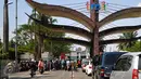 Sejumlah kendaraan mengantri di Taman Mini Indonesia Indah (TMII), Jakarta, Minggu (19/07/2015). Jumlah pengunjung hari ketiga Lebaran bertambah dari hari pertama Lebaran dan ditargetkan mencapai angka 300.000 pengunjung. (Liputan6.com/Yoppy Renato)