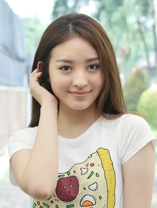 Saat kembali berakting dengan mantan, lantas seperti apa perasaan Wilona. Beruntung, ia mengaku sebagai orang yang cuek. Jadi tidak mau memikirkan ucapan banyak orang selama ini. (Galih W. Satria/Bintang.com)