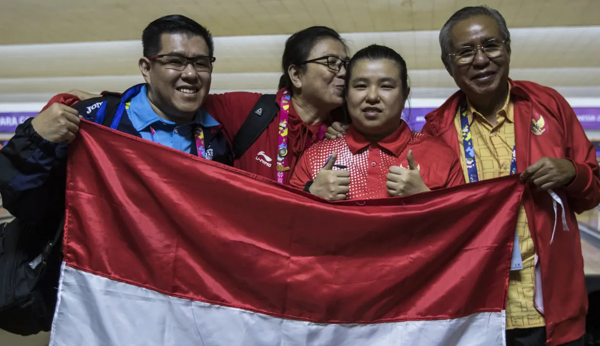 Atlet bowling Indonesia, Elsa Maris, dicium sang ibunda usai meraih medali emas cabang tenpin bowling TPB 4 di Jaya Ancol Bowling Center, Jakarta, Selasa (9/10/2018). (Bola.com/Vitalis Yogi Trisna)