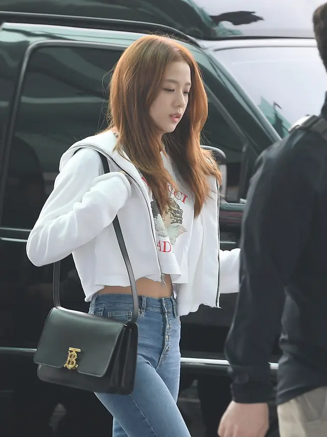 Kim Jisoo BLACKPINK pakai tas TB Burberry