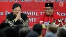 Menteri Perindustrian Airlangga Hartarto (kiri) bersama Sekjen PDIP Hasto Kristiyanto saat Rakorbidnas III Kemaritiman PDIP, Jakarta, Minggu (8/4). Acara ini untuk mengisi program aksi bidang kemaritiman DPP PDI Perjuangan. (Liputan6.com/Johan Tallo)