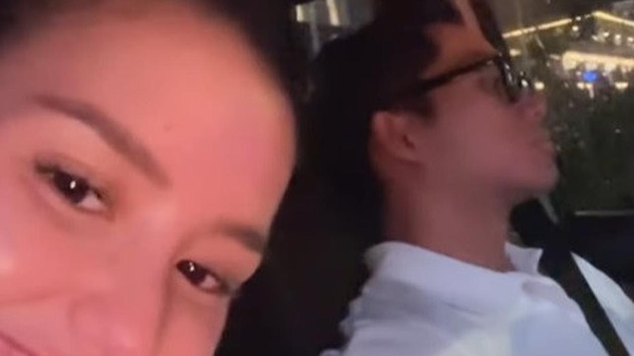 Karena Sarah dan Azriel akan menempuh studi di negara yang berbeda, mereka harus menjalani hubungan jarak jauh atau LDR.<br>
