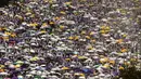 <p>Akibat suhu ekstrem tersebut, jutaan peserta haji menggunakan payung dan bahkan sering mengguyur kepala mereka dengan menggunakan air. (AP Photo/Amr Nabil)</p>