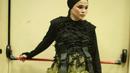 Makin kece, ia melengkapi gayanya dengan long skirt hijau dengan aksen ruffle. [@siviazizah]