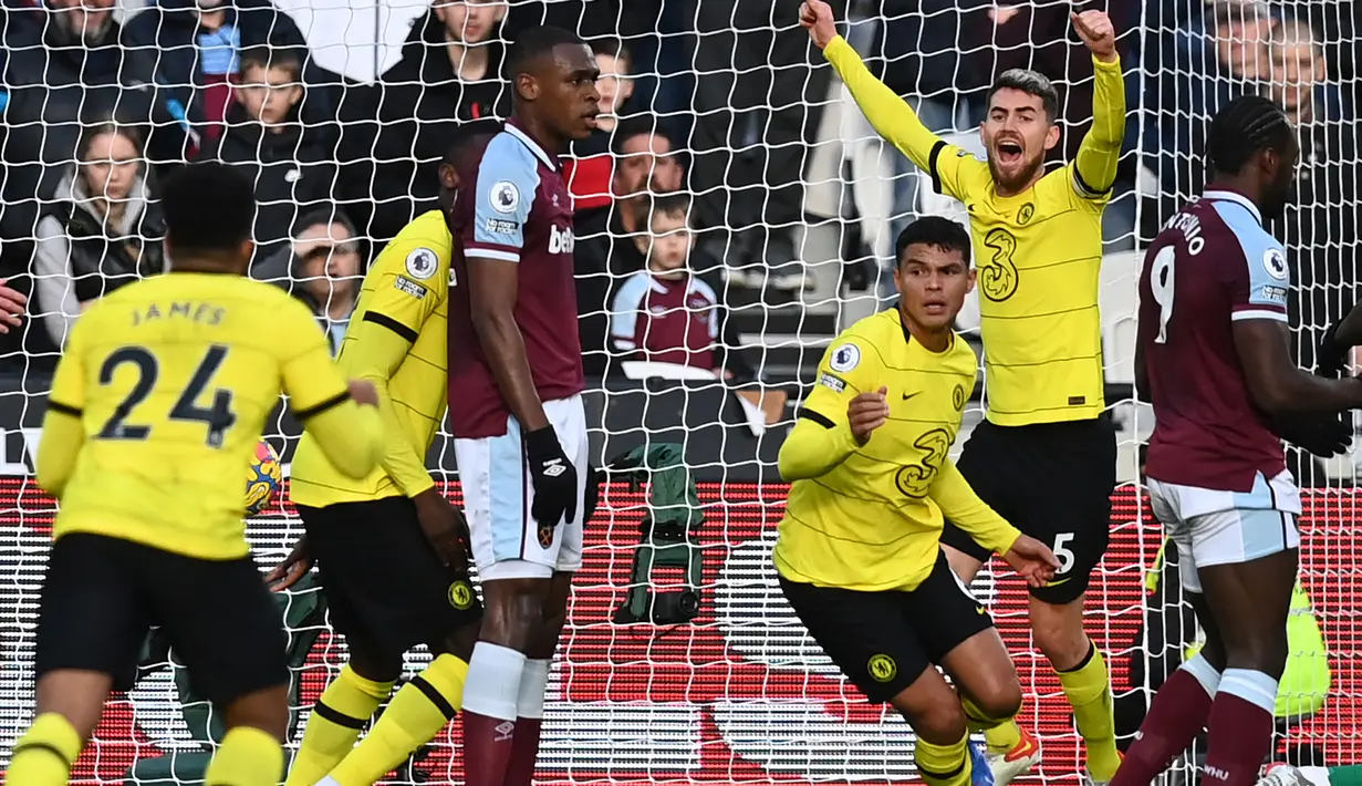 Thiago Silva. Bek tengah yang kini memasuki musim keduanya bersama Chelsea telah mencetak 2 gol dan 1 assist di Liga Inggris musim ini. Gol terakhir dibuat di pekan ke-15, (4/12/2021) ke gawang West Ham saat berusia 37 tahun 2 bulan dan 12 hari. Hasil akhir Chelsea kalah 2-3. (AFP/Glyn Kirk)